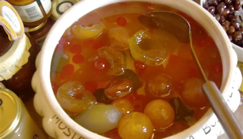 Mostarda de Vicenza: frutas confitadas en almíbar, con cerezas rojas y trozos de fruta verde y amarilla.