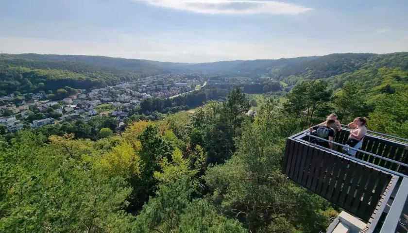 Widok z platformy widokowej na górze Markowca w Rumi. W dole rozciąga się miasto otoczone zielonymi wzgórzami.