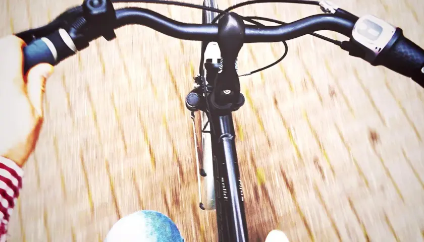 Widok z perspektywy rowerzysty na kierownicę roweru Kross. Zastanawiasz się, jak podnieść kierownicę w rowerze Kross?
