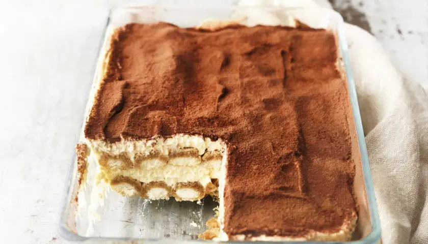 Pyszne tiramisu w szklanej formie, posypane kakao. Zastanawiasz się, jaki alkohol do tiramisu dodać, by było idealne?