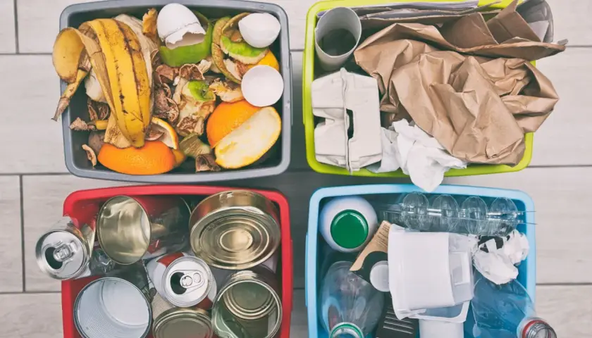 Quattro contenitori colorati per la raccolta differenziata: organico, carta, metalli e plastica/vetro. Idee contenitori raccolta differenziata fai da te.