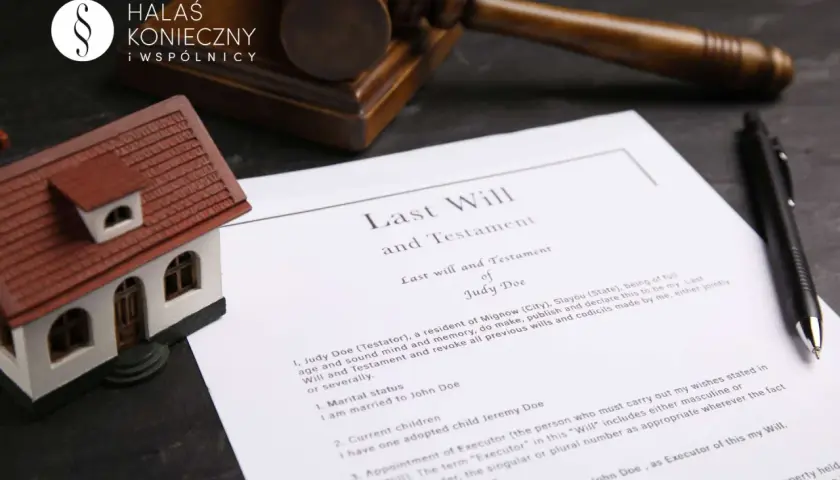 Miniatura domu, testament i młotek sędziowski. Zastanawiasz się, ile trwa sprawa spadkowa?