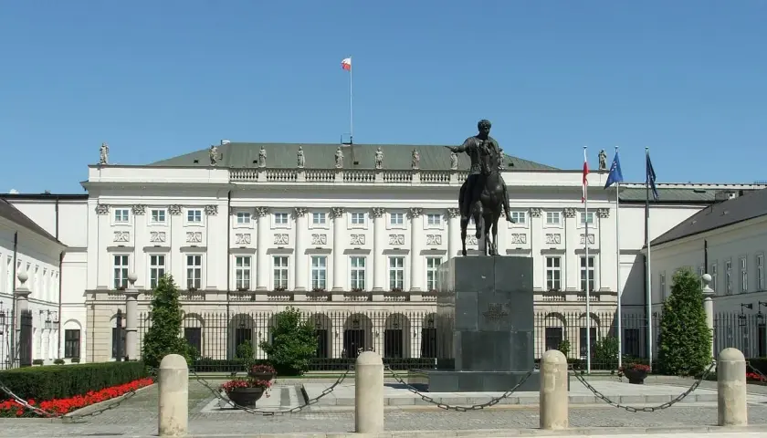 Pałac Prezydencki w Warszawie z pomnikiem konnym. To miejsce, gdzie często dochodzi do politycznej koabitacji, co to znaczy? Współpraca różnych sił.