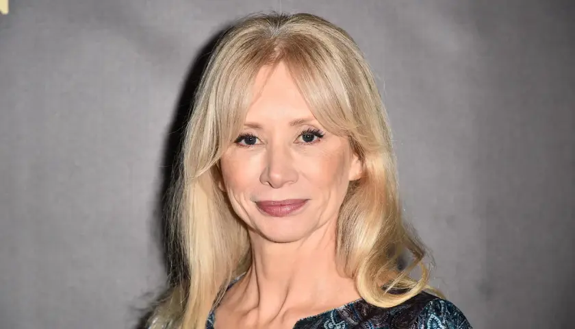Portret Ewy Gawryluk, aktorki, której wiek dodaje jej uroku. Jej blond włosy i delikatny makijaż podkreślają urodę.