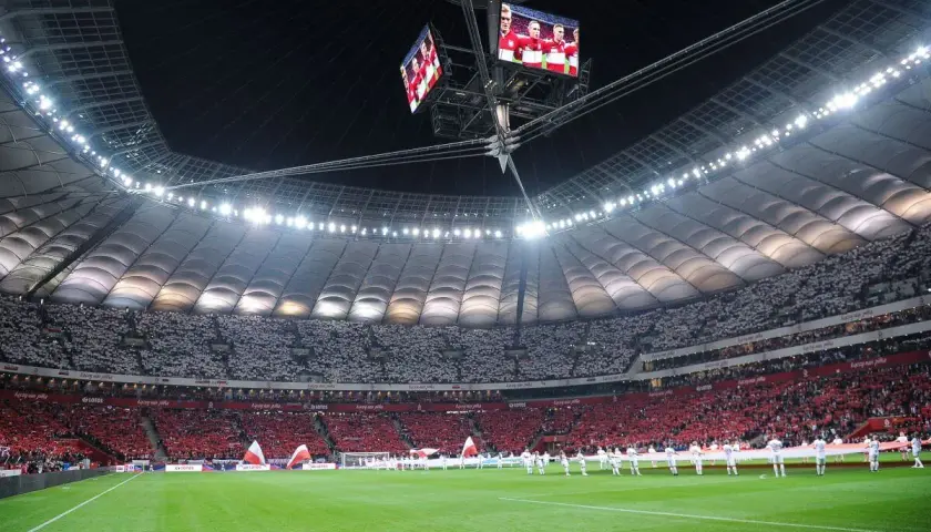 Stadion Narodowy w Warszawie, wypełniony po brzegi kibicami, gotowy na mecz. Zastanawiasz się, ile miejsc ma stadion narodowy? To imponująca arena!