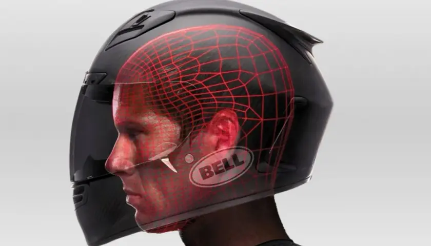 Casco Bell negro con malla roja que muestra cómo tiene que quedar un casco de moto para proteger la cabeza.