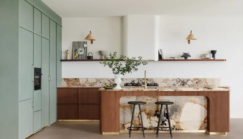 Cucina moderna con isola centrale in marmo e legno, pensili verdi e sgabelli. Ottime idee piastrelle cucina per un look di design.