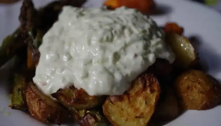 Pieczone ziemniaki i szparagi z sosem tzatziki.