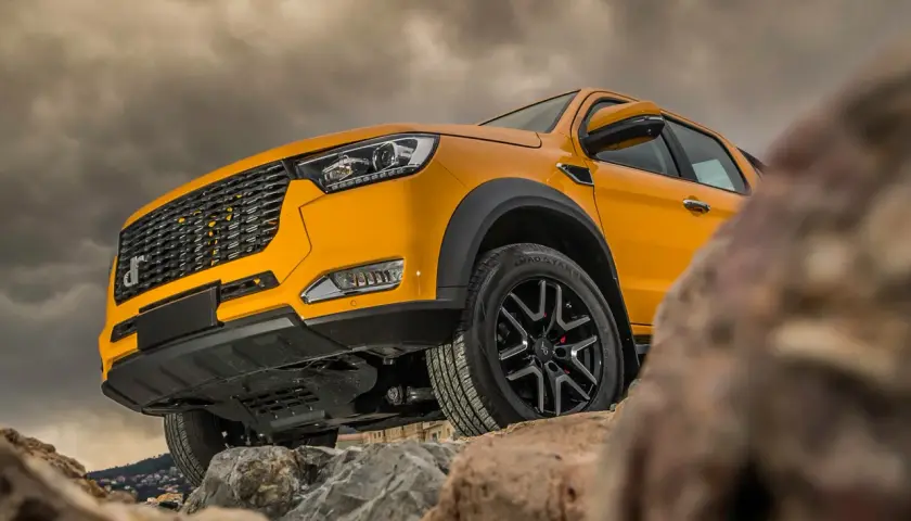 Pickup giallo su rocce, pronto ad affrontare ogni dr pk8 problemi. Cielo nuvoloso.