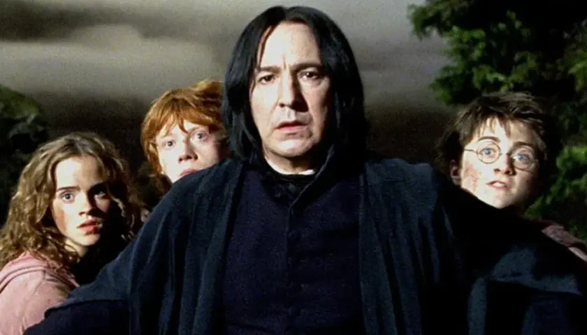 Harry, Ron i Hermiona stoją za profesorem Snape'em, gdy ten groźnie patrzy przed siebie. Scena z filmu "Harry Potter i Więzień Azkabanu".