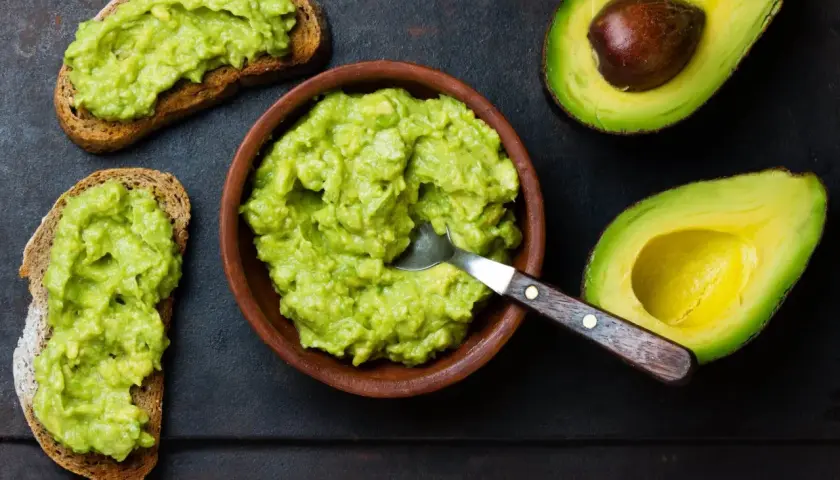 Avokadotoast med krämig guacamole. Tänk på avokado kalorier för en hälsosam snack.