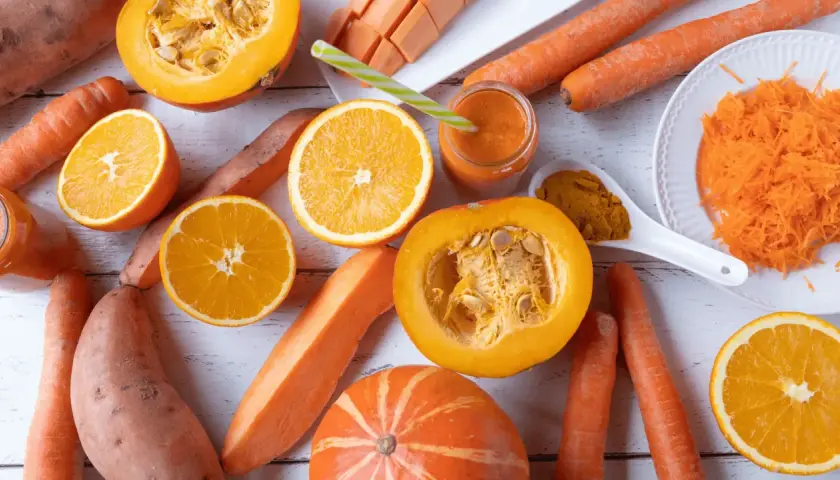 Karotten, Süßkartoffeln, Orangen und Kürbis – alles voller Beta-Carotin, das für seine positive Wirkung auf Haut und Augen bekannt ist. Ein gesunder Smoothie wartet!