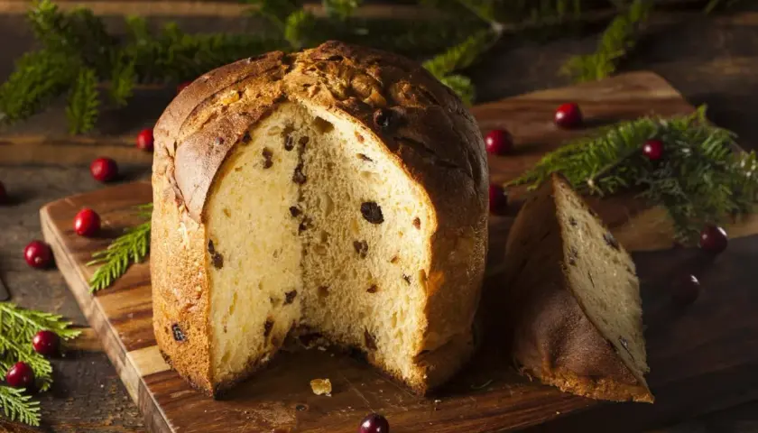 Un panettone soffice, con canditi e uvetta, pronto per essere gustato. Ecco come si fa il panettone, un dolce natalizio perfetto.