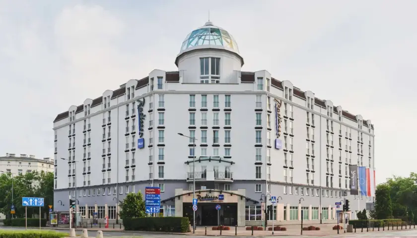 Elegancki hotel Radisson Blu Sobieski w Warszawie z charakterystyczną szklaną kopułą na dachu.