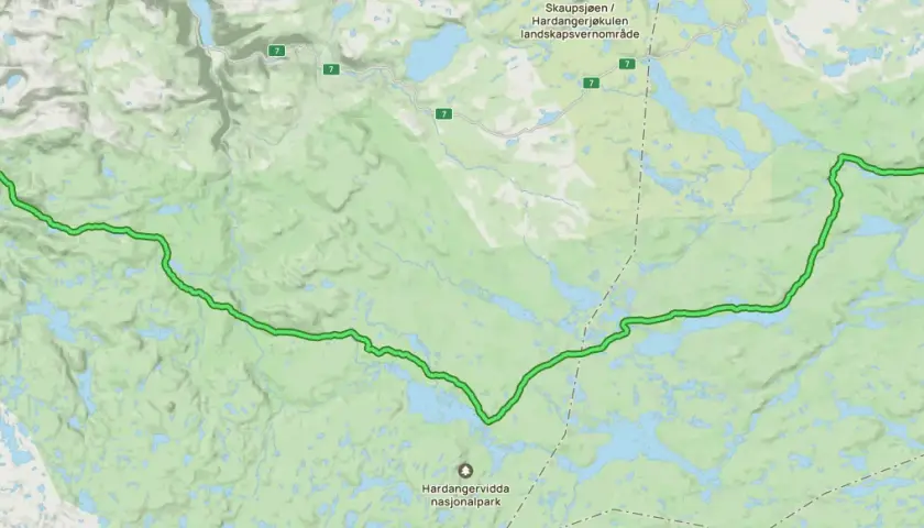 Karte zeigt eine Route durch die Hardangervidda. Die grüne Linie markiert einen Weg, der sich durch eine Landschaft mit vielen Seen und Flüssen schlängelt.