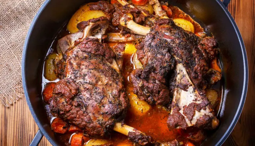 Épaule d'agneau en cocotte, tendre et savoureuse, mijotée avec des légumes racines dans un jus parfumé. Un plat réconfortant.
