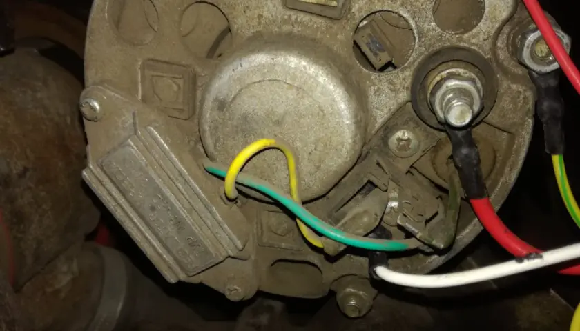 Schemat podłączenia regulatora napięcia do alternatora: zielony i żółty przewód do regulatora, czerwony i biały do alternatora.