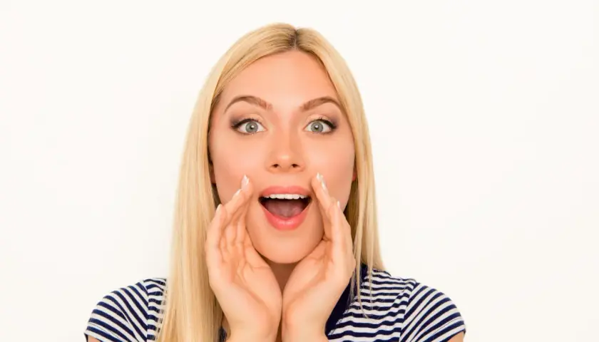 Kobieta z blond włosami woła, jakby ostrzegała przed niedomykalnością strun głosowych u nauczycieli.