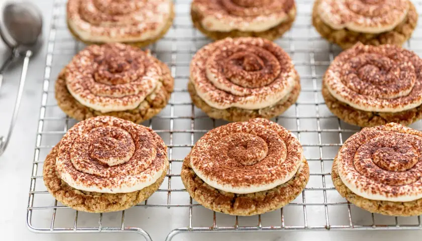 Biscotti al tiramisù, perfetti dolci facili per merenda. Crema soffice e cacao in polvere su una base croccante.