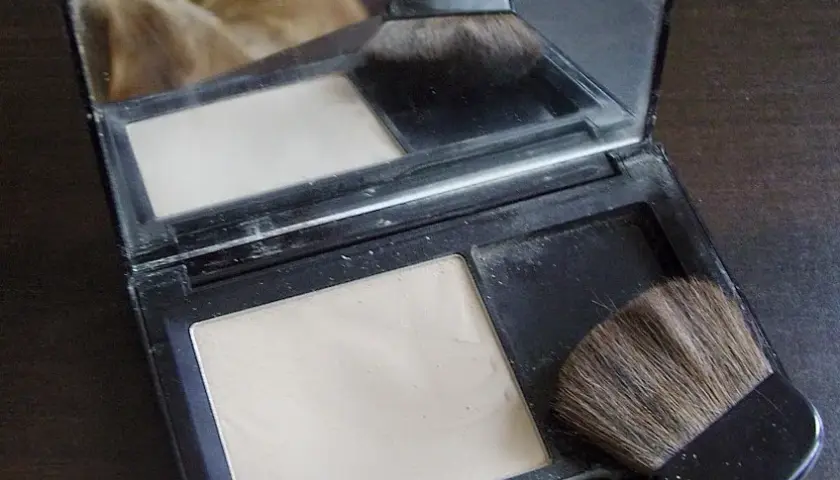 Puder Yves Rocher Zero Niedoskonałości: Matuje, ale czy dla każdego?