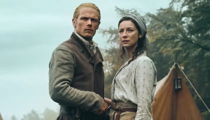 Jamie et Claire, le couple emblématique d'Outlander, se tiennent ensemble, prêts pour le final.