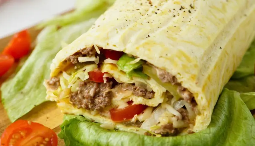 Herzhaftes Röllchen aus Ei mit Hackfleisch, Salat und Tomaten – leckere Hauptgerichte ohne Kohlenhydrate.