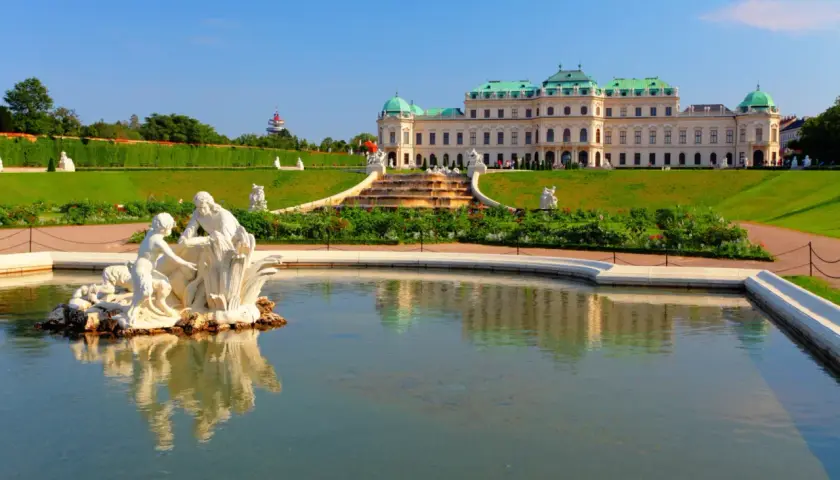 Wiedeń zamek Belvedere z fontanną i rzeźbami. Wspaniały widok na barokową architekturę i ogrody.