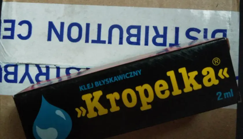 Opakowanie kleju "Kropelka" z niebieską kroplą. Czy kropelka sklei metal? Zobaczmy!