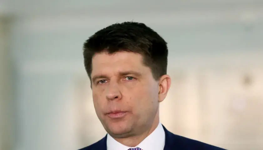 Portret Ryszarda Petru, polityka w garniturze.