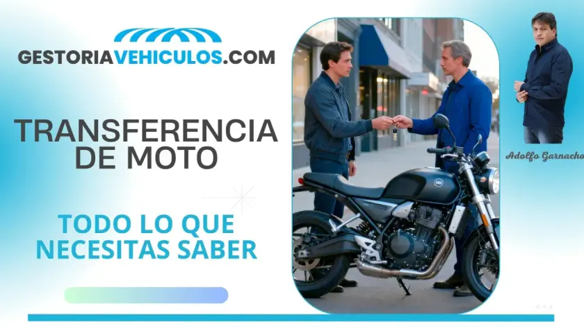 Gestoría de vehículos. Dos hombres intercambian llaves de moto. Información sobre gestoria cambio de nombre moto.