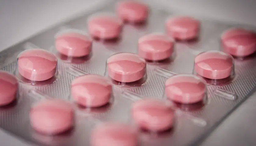 Blisterpackung mit rosafarbenen Pillen, die Hoffnung auf ein neues Medikament gegen Autismus wecken.