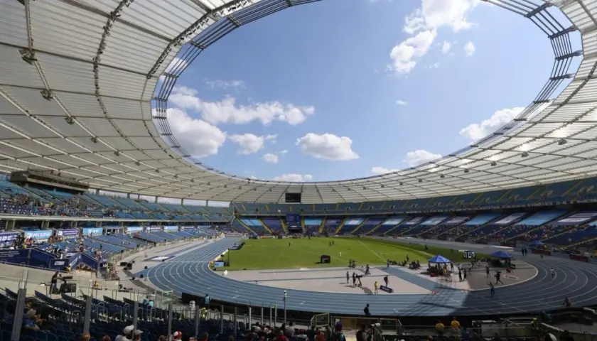 Stadion Śląski, z imponującą pojemnością, gotowy na zawody lekkoatletyczne.