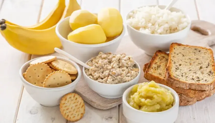 Banan, ryż, owsianka, ziemniaki, sucharki i chleb tostowy – to wszystko może pomóc, gdy masz biegunkę.
