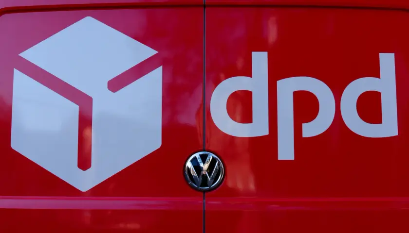 Czerwony samochód DPD z białym logo. DPD ubezpieczenie paczki to pewność dostawy.