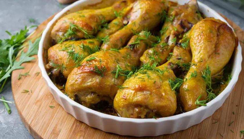 Un plat de poulet à l'estragon doré et savoureux, garni d'herbes fraîches.