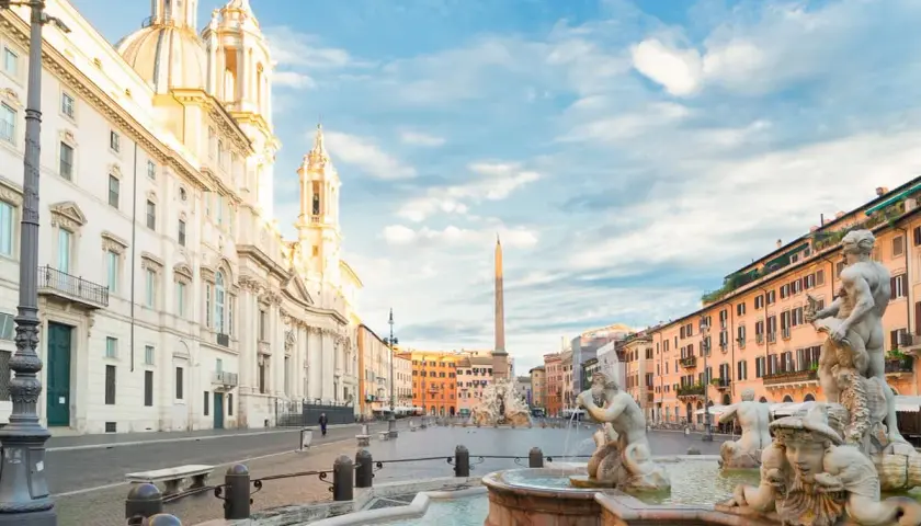 Piazza Navona, uno dei più bei roma luoghi da visitare, con la Fontana dei Quattro Fiumi e la chiesa di Sant'Agnese in Agone.