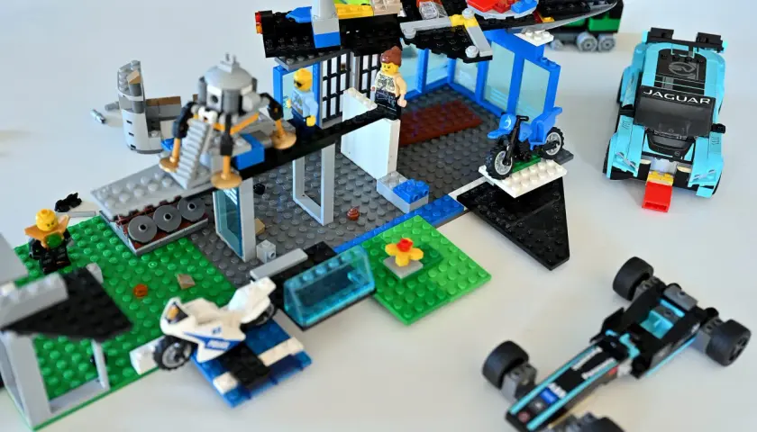 Kreatywne lego pomysły na budowle: baza z helikopterem, radiowóz, jaguar i bolid.