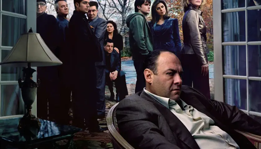 Rodzina Soprano zakończenie. Tony Soprano siedzi, otoczony przez członków rodziny i współpracowników, w napiętej atmosferze.