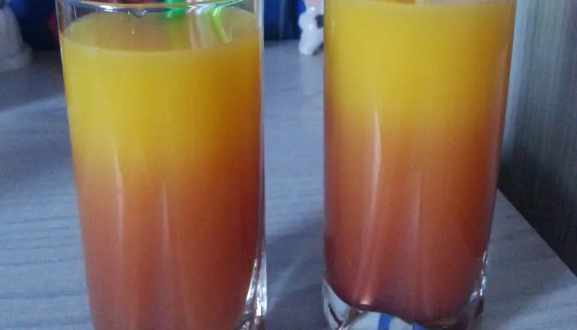 Orzeźwiający drink ze spritem i sokiem malinowym na letnie wieczory