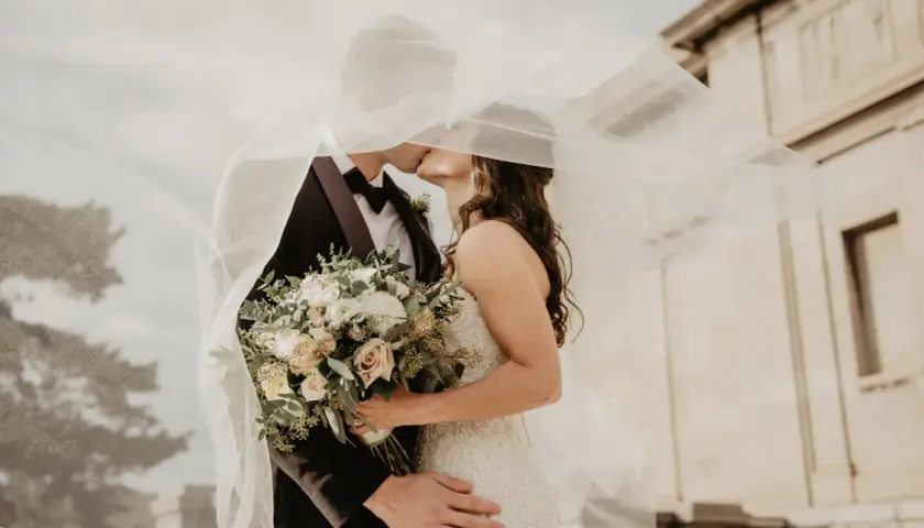 10 nietuzinkowych prezentów ślubnych, które zaskoczą młodą parę