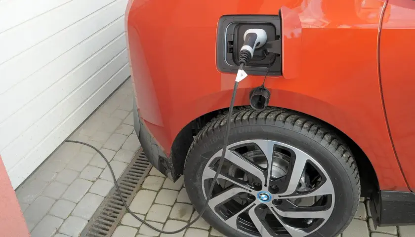 Ładowanie auta elektrycznego w domu: Rozlicz KUP i VAT krok po kroku