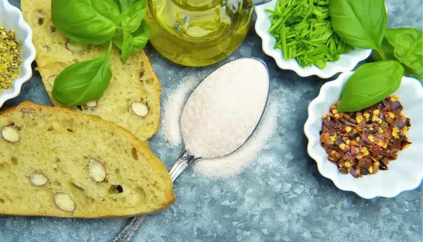 Łyżka różowej soli himalajskiej, chleb z migdałami, oliwa, bazylia, szczypiorek i płatki chili. Zastanawiasz się, ile gramów ma duża łyżka soli?