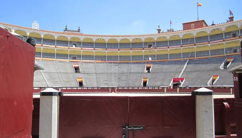 Las gradas vacías del **museo de las ventas**, con sus banderas españolas, esperan la próxima corrida.