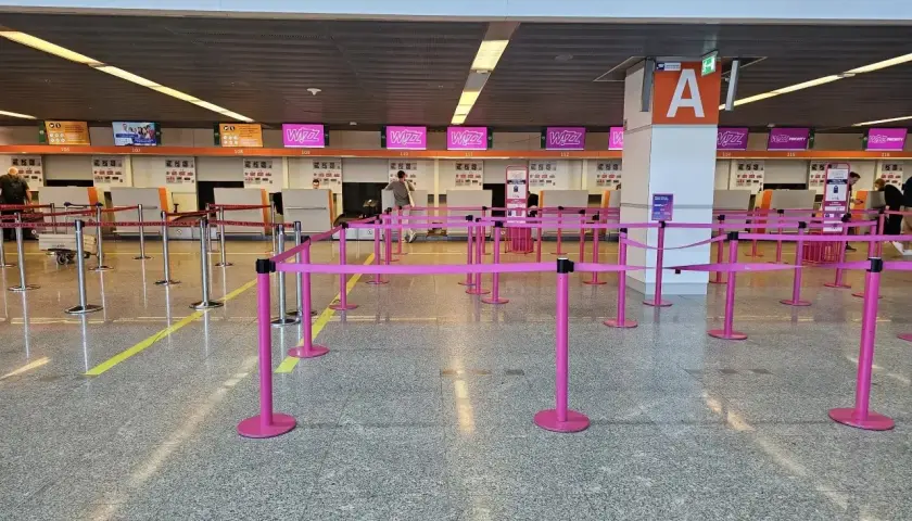 Puste stanowiska odprawy Wizzair. Czekamy na rozpoczęcie odprawy, by rozpocząć podróż.