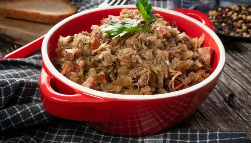 Pyszny bigos z kiszonej kapusty, idealny na zimowe dni. Oto jak zrobić bigos z kiszonej kapusty krok po kroku.