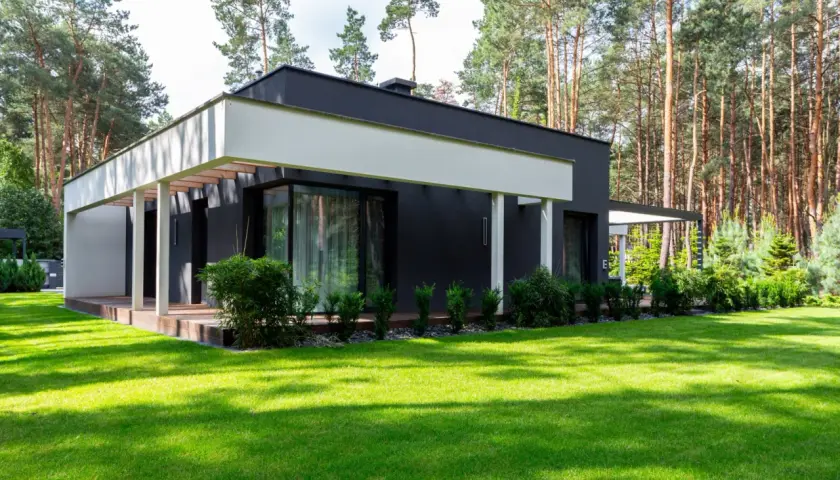 Nowoczesny dom 150m2 otoczony lasem. Zastanawiasz się, jaki jest koszt budowy domu 150m2?