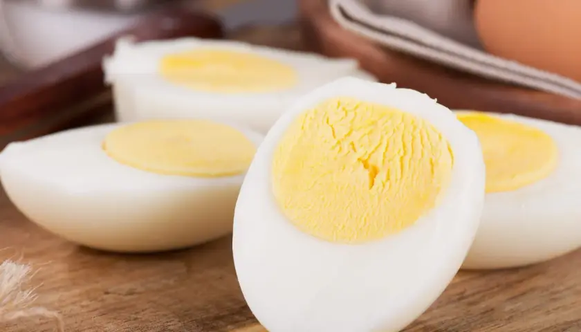 Œufs durs coupés en deux, montrant le blanc et le jaune bien cuits. Parfait pour un petit-déjeuner protéiné.