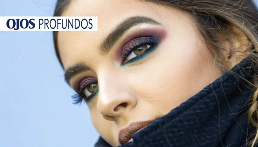 Ojos profundos con maquillaje vibrante, sombras moradas, azules y verdes que realzan la mirada, ideal para la colorimetría invierno profundo.