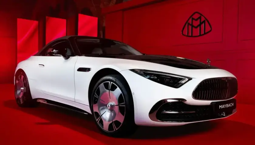 Elegancki biały Maybach na czerwonym tle. Zastanawiasz się, ile kosztuje Maybach? To luksusowa wizytówka.