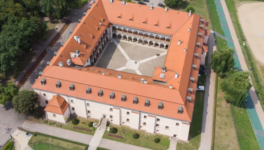 Zamek Królewski w Niepołomicach, z dziedzińcem i krużgankami, to jedna z głównych atrakcji regionu.